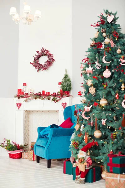 Χριστούγεννα Και Πρωτοχρονιά Διακοσμημένο Εσωτερικό Δωμάτιο Δώρα Και Νέο Έτος — Φωτογραφία Αρχείου