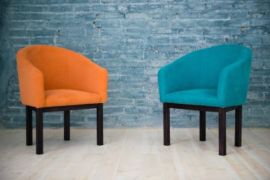 İki sandalye bir gri tuğla duvara. İç