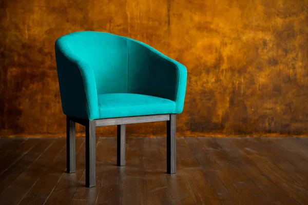 Chaise bleue contre un mur brun. Intérieur — Photo