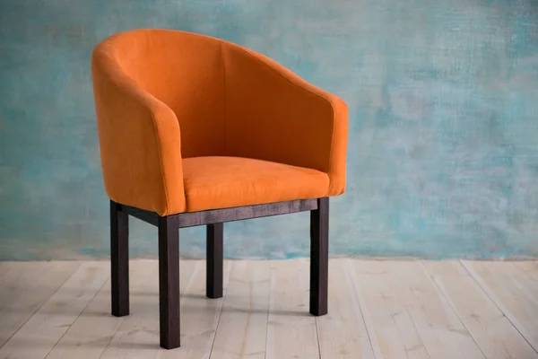 Fauteuil orange sur le fond du mur bleu. Intérieur — Photo