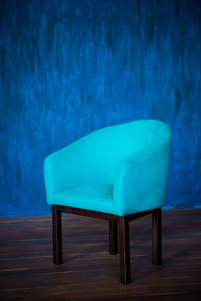 Chaise bleue contre le mur bleu. Intérieur — Photo