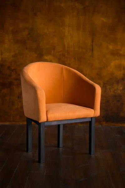 Fauteuil orange sur le fond d'un mur brun. Intérieur — Photo