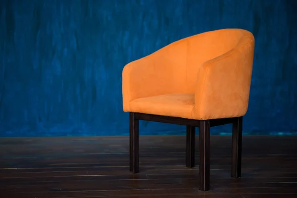 Fauteuil orange sur le fond du mur bleu. Intérieur — Photo