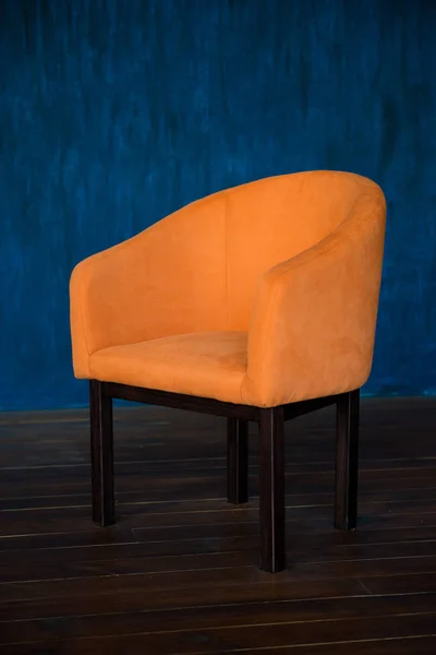 Fauteuil orange sur le fond du mur bleu. Intérieur — Photo