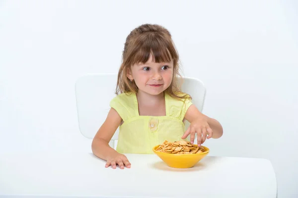 Bonito Feliz Sorrindo Menina Emocional Positivo Anos Idade Amarelo Shirt — Fotografia de Stock