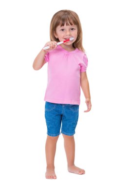 Sevimli küçük kız 3 yıl eski pembe t-shirt beyaz arka plan üzerinde izole dişlerini fırçalama portresi.