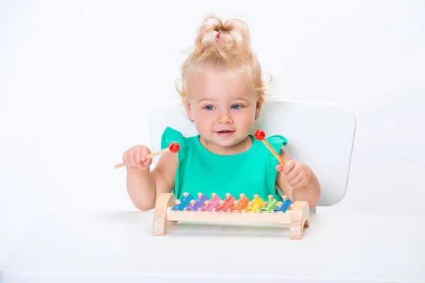 Carino Sorridente Bambino Bambina Bionda Che Gioca Con Giocattolo Musicale — Foto Stock