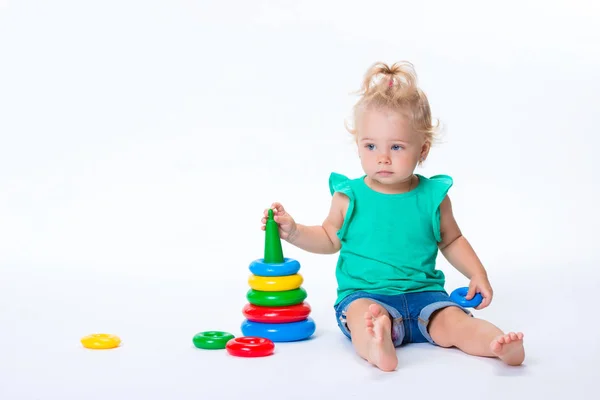 Roztomilé Dítě Blondýnka Hraje Hračkou Pyramida Barevné Izolovaných Bílém Pozadí — Stock fotografie