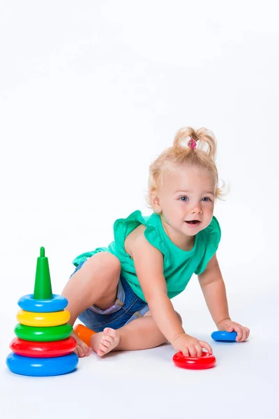 かわいい子供のブロンドの女の子白い背景に分離されたカラー ピラミッドおもちゃで遊ぶ 幸せな子供時代 子供の就学前教育の開発 — ストック写真