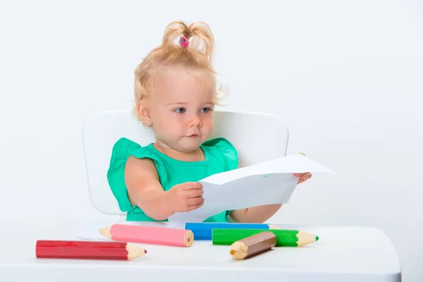 Симпатичная Маленькая Блондинка Годовалая Девочка Рисует Большими Цветными Карандашами Белом — стоковое фото