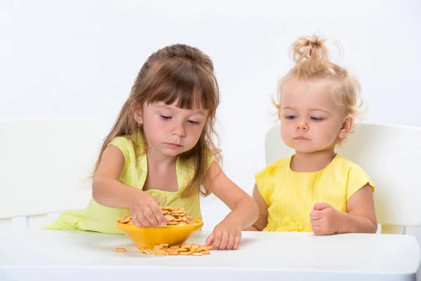 Zwei Süße Kleine Mädchen Schwestern Gelben Shirts Essen Getreideflocken Tisch — Stockfoto