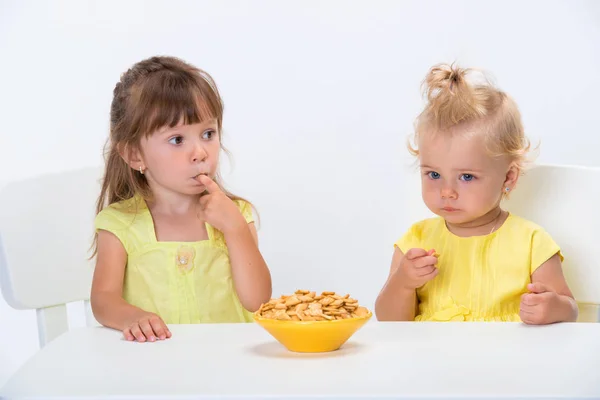 Zwei Süße Kleine Mädchen Schwestern Gelben Shirts Essen Getreideflocken Tisch — Stockfoto