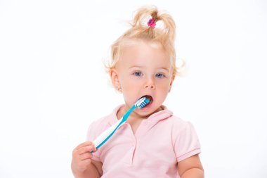 Sevimli küçük bebek kız 1 yıl içinde pembe t-shirt eski dişlerini fırçalama beyaz arka plan üzerinde izole.