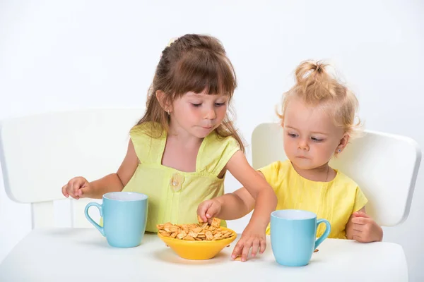 Zwei Süße Kleine Mädchen Schwestern Essen Getreideflocken Und Trinken Eine — Stockfoto