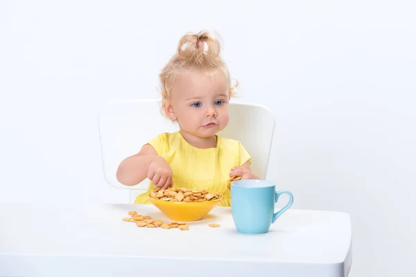 Kleines Blondes Mädchen Gelben Shirt Das Getreideflocken Isst Und Eine — Stockfoto