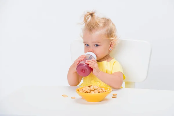 Menina Bonito Ano Idade Comendo Flocos Cereais Beber Suco Compota — Fotografia de Stock