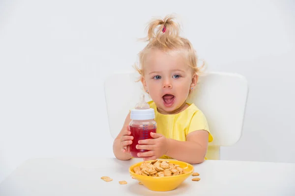 Niedliche Kleine Mädchen Jahr Alt Essen Getreideflocken Und Trinken Saft — Stockfoto
