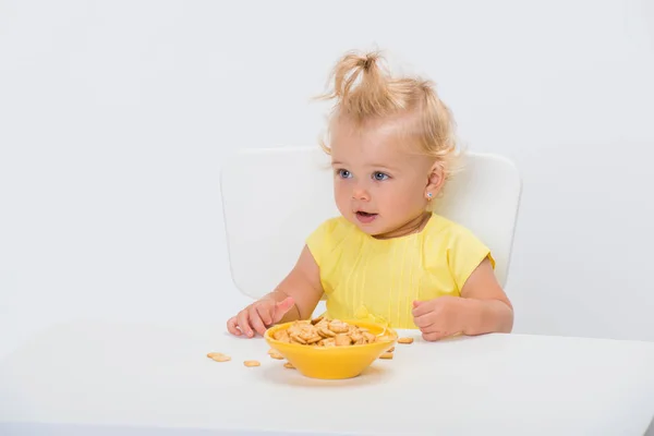 Niedliche Kleine Mädchen Jahr Alt Gelbem Shirt Essen Getreideflocken Tisch — Stockfoto