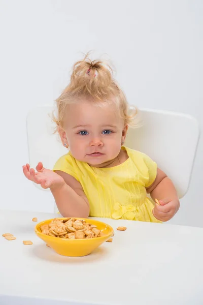 Niedliche Kleine Mädchen Jahr Alt Gelbem Shirt Essen Getreideflocken Tisch — Stockfoto
