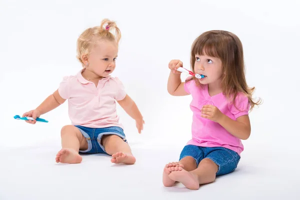 Duas Irmãs Meninas Camiseta Rosa Com Escovas Dentes Suportam Sua — Fotografia de Stock
