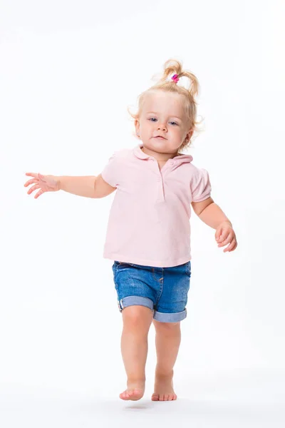 Niña Linda Bebé Aprende Caminar Dar Los Primeros Pasos Aislados —  Fotos de Stock