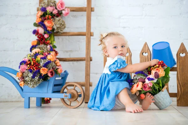 Pequeña Niña Encantadora Vestido Azul Con Cubo Carrito Flores Paisaje —  Fotos de Stock