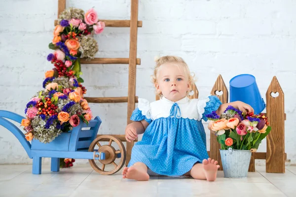 Piccolo Bambino Bella Ragazza Abito Blu Con Secchio Carrello Fiori — Foto Stock