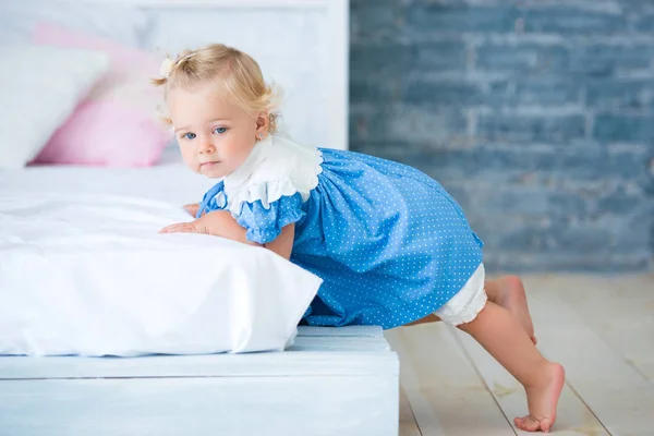 Söt Liten Flicka Blå Klänning Ligger Sängen Inredningen Läggdags — Stockfoto