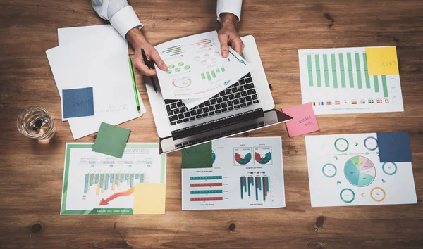 Grafik iş finansal veri analizi grafiği.