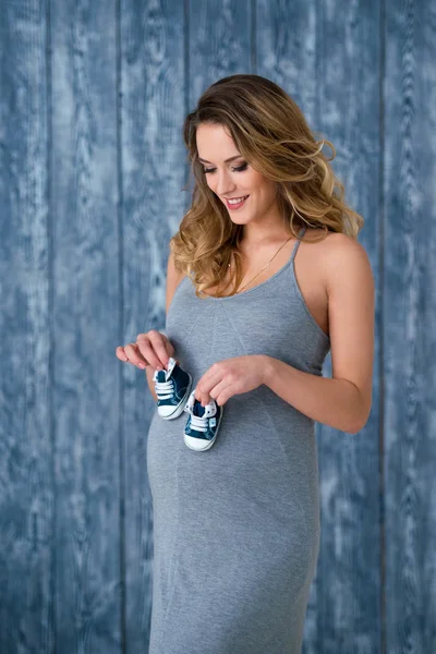 Gri Yazlık Elbise Güzel Hamile Kadını Ahşap Arka Plan Küçük — Stok fotoğraf