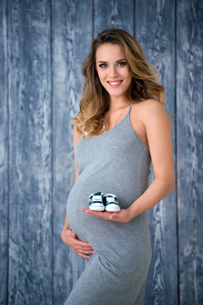 Gri Yazlık Elbise Güzel Hamile Kadını Ahşap Arka Plan Küçük — Stok fotoğraf