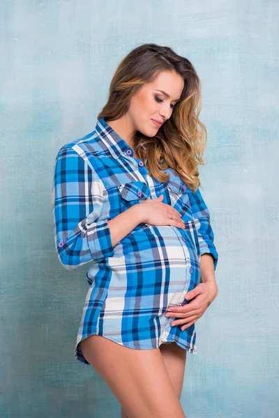 Primer Plano Joven Embarazada Sonriendo Abrazando Barriga Chica Está Vestida — Foto de Stock