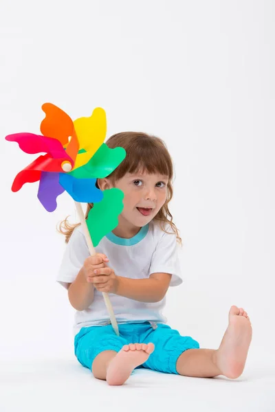 Gelukkig Lachend Meisje Houdt Een Kleurrijke Speelgoed Pinwheel Windmolen Geïsoleerd — Stockfoto