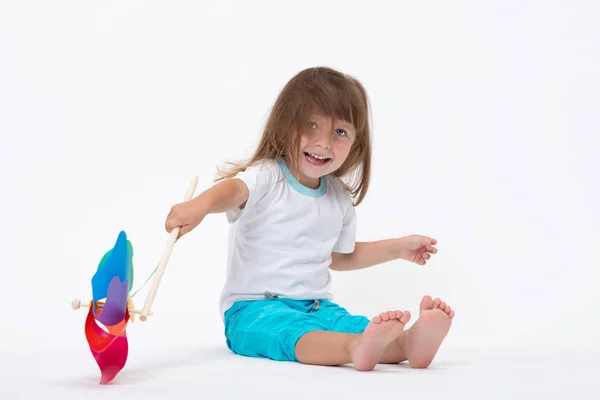 Gelukkig Lachend Meisje Houdt Een Kleurrijke Speelgoed Pinwheel Windmolen Geïsoleerd — Stockfoto