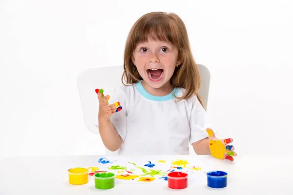 Retrato Cerca Una Linda Alegre Niña Sonriente Dibuja Sus Propias — Foto de Stock