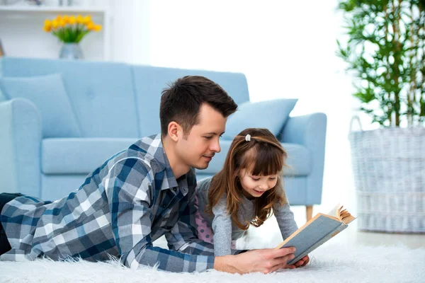 Söt Liten Flicka Lyssna Pappa Läser Saga Liggande Varmt Golv — Stockfoto