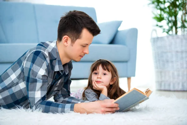 Carina Bambina Che Ascolta Papà Leggere Fiaba Sdraiato Sul Pavimento — Foto Stock