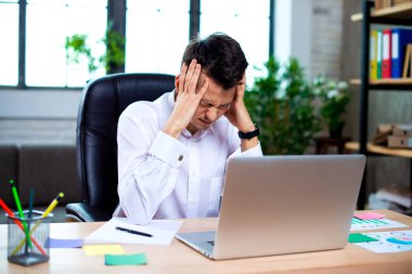 Genç işadamı tarafından kötü haber dizüstü kullanarak iş, umutsuz iflas yatırımcı kayıp para, mali sorun borç, aşırı iş yükü yorgun şok vurguladı.