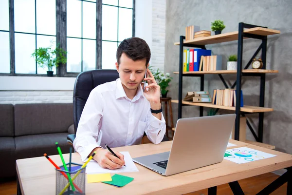 Успішний Бізнесмен Розмовляє Телефону Використовуючи Ноутбук Сидячи Офісі Молодий Підприємець — стокове фото