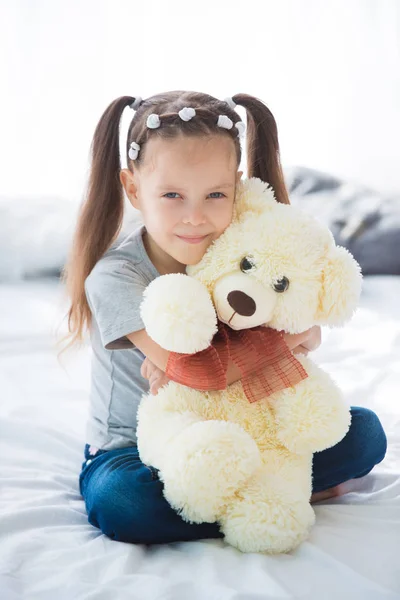 Adorable Smiling Little Girl Sitting Bed Hugging White Teddy Bear — Stock Photo, Image