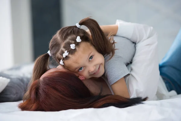 Glücklich liebende Familie. Mutter und ihre Tochter Kind Mädchen spielen und umarmen — Stockfoto