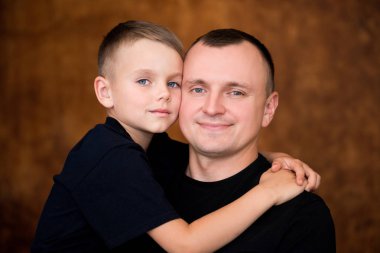 İhale hugs baba ve oğul, çocukluk ve erkek eğitim. Mutlu babalık ve aile sevgisi