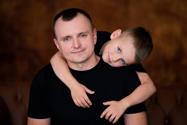 Teneri abbracci padre e figlio, infanzia e istruzione maschile. Felice. — Foto Stock