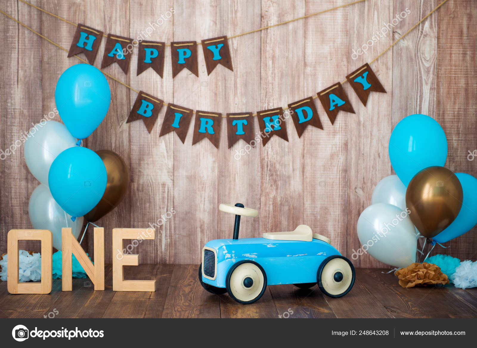 Coche de juguete retro azul con globos de helio sobre fondo de madera. Zona  de fotos decoradas para niños para un niño pequeño. Feliz cumpleaños, 1 año  .: fotografía de stock © Yarkovoy #248643208