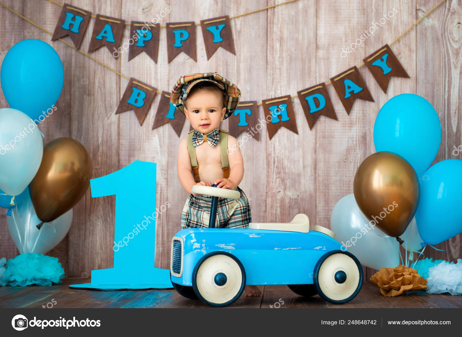 Niño niño caballero en traje retro con tirantes y gorra está sentado en un  coche de madera. Fiesta infantil con globos Feliz cumpleaños, 1 año:  fotografía de stock © Yarkovoy #248648742