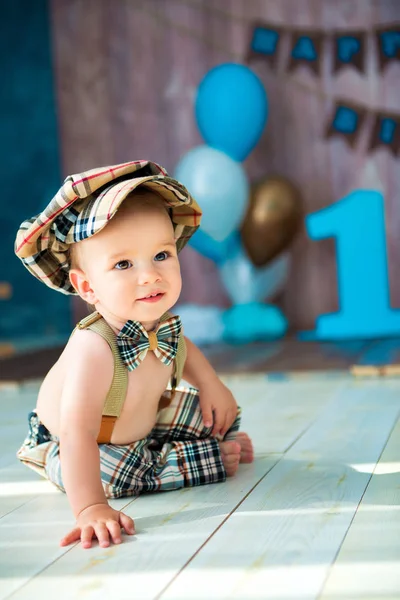 Крупним планом портрет маленького хлопчика-джентльмена в ретро-костюмі з підтяжками, в шапці і краватці. святкування З днем народження, 1 рік — стокове фото