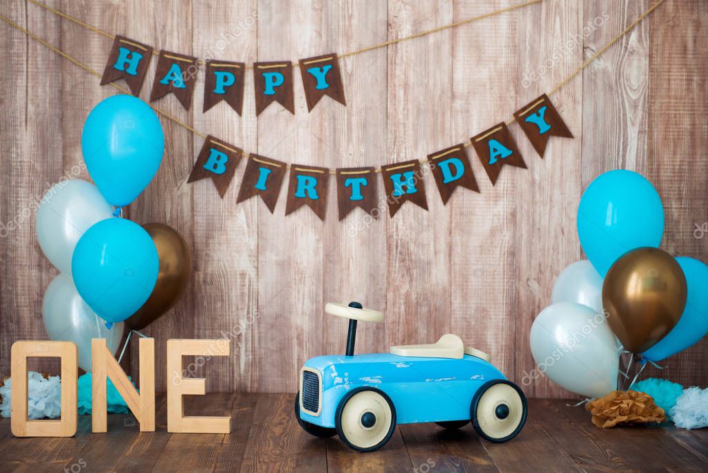 Coche de juguete retro azul con globos