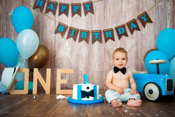 Fotoshooting Crush Smashcake für einen kleinen Jungen Gentleman. dekorierte Fotozone mit einem hölzernen Retro-Auto und Heliumballons. Alles Gute zum Geburtstag, 1 Jahr — Stockfoto