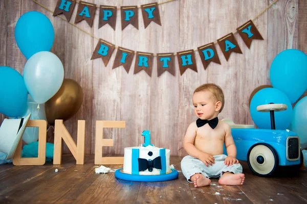 Bebé Celebra 1 Año Con Pastel Y Globos Feliz Cumpleaños De Niños