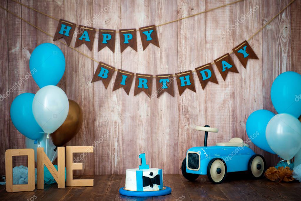 Fotosesión de aplastamiento smashcake para un niño caballero. Fotozona  decorada con un coche retro de madera y globos de helio. Feliz cumpleaños, 1  año: fotografía de stock © Yarkovoy #248652132